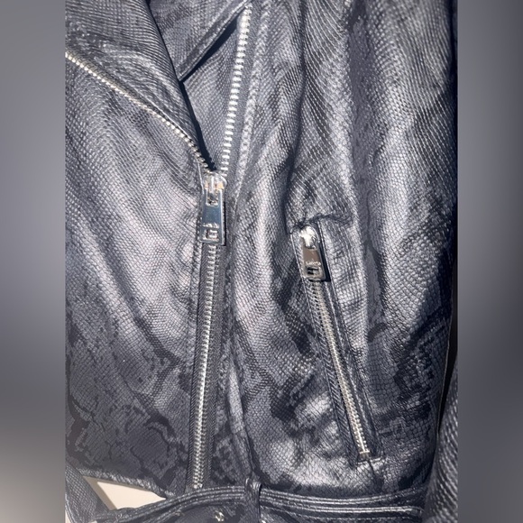 🚨Levi's Women's Textured Black Leather Jacket - Picture 6 of 11